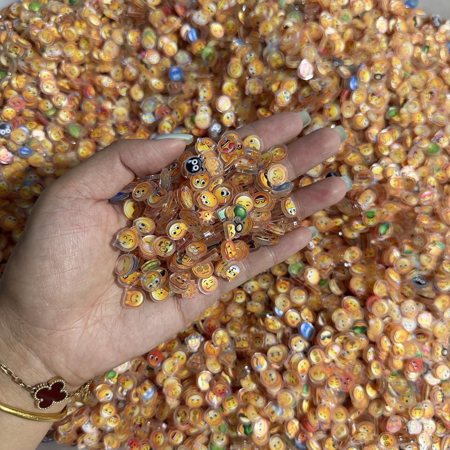 new arrival 1cm emoji acrylic  - đánh giá và giá Cosplay Prop Diy